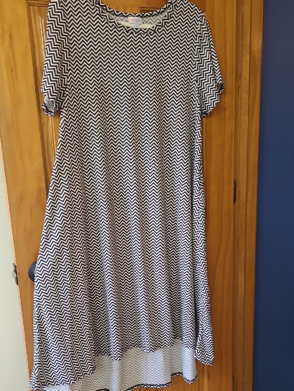 LuLaRoe Black and White Chevron Top. XL